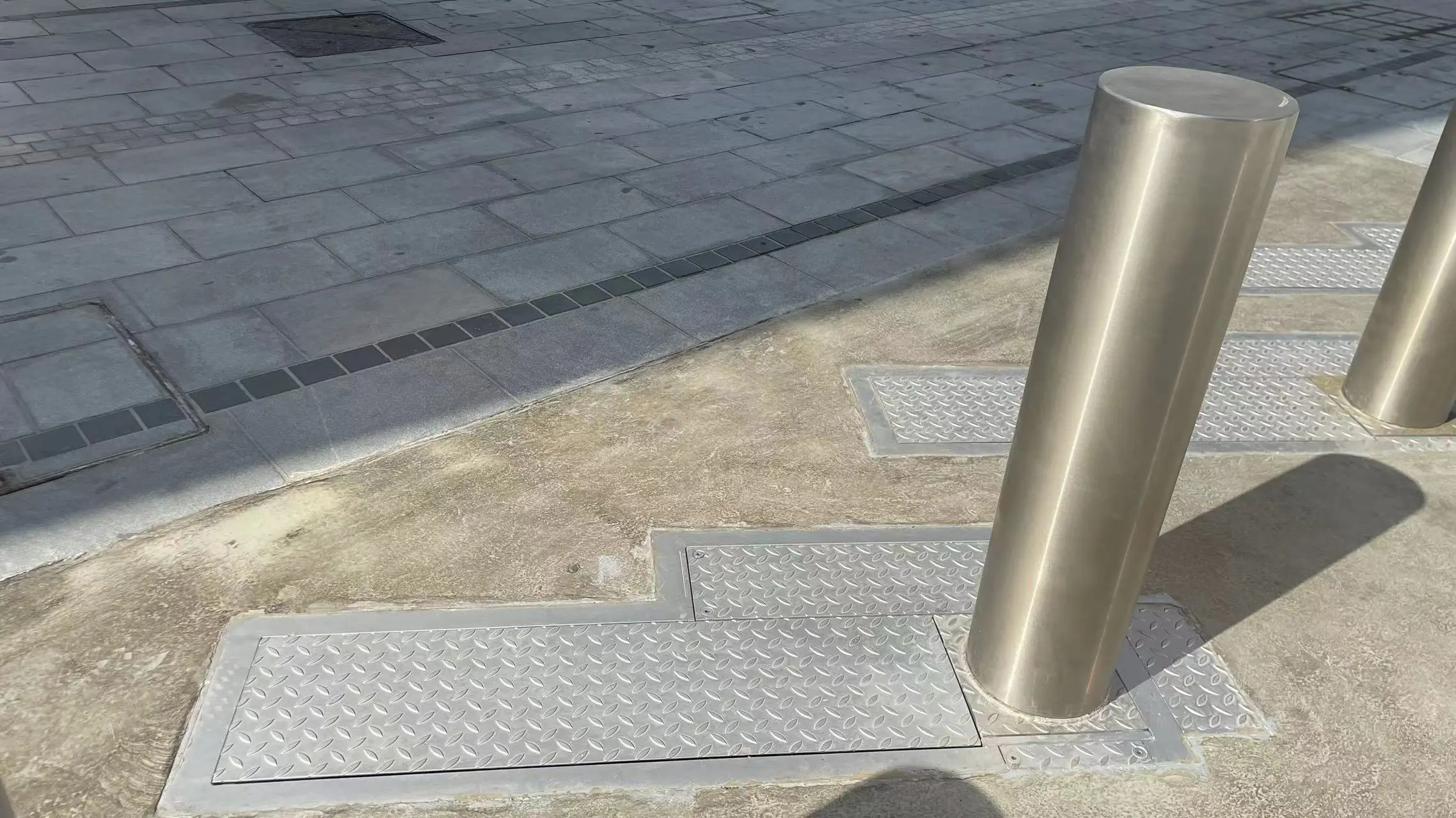 Shallow Mounted Automatic Bollard