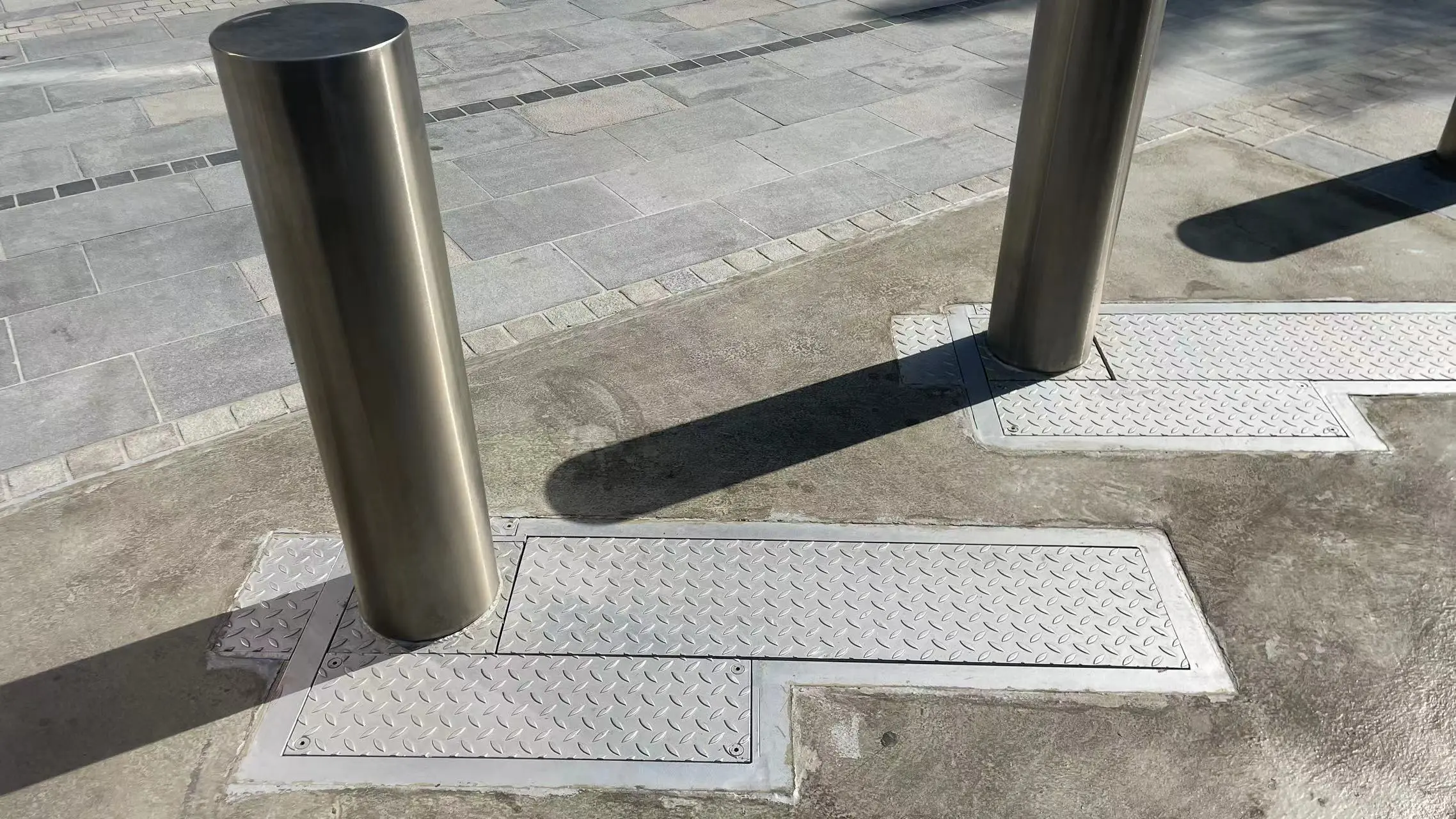 Shallow Mounted Automatic Bollard